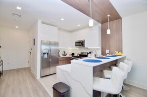 Private kitchen - 🌟 Modern Luxury 2BR Apt near Rutgers🔸NJIT🔸EWR🔸Prudential Ctr🔸min from NYC 🗽  (Newark)