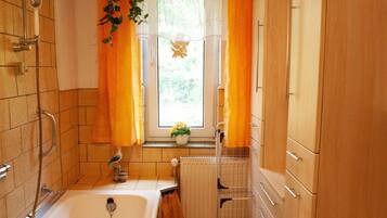 Baignoire, serviettes fournies, savon, papier toilette