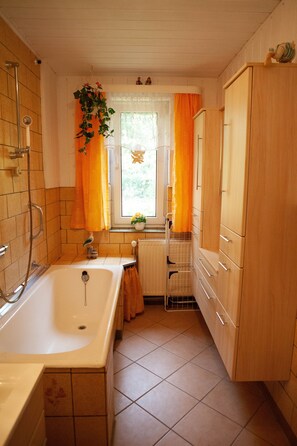 Badewanne, Handtücher, Seife, Toilettenpapier