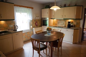 Frigorifero, forno, piano cottura, lavastoviglie