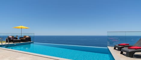 Luxury-Villa, barrierefrei, eigenes Bad | Außenpool | Außenpool, Liegestühle