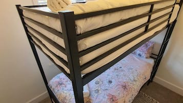 5 bedrooms, iron/ironing board, internet, bed sheets