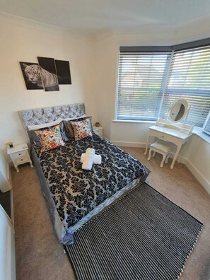 5 bedrooms, iron/ironing board, Internet, bed sheets