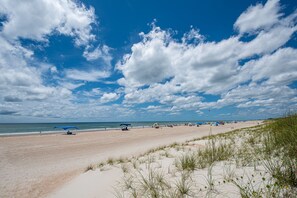 Playa en los alrededores, camastros y toallas de playa