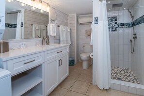 Regadera, secadora de cabello, toallas, jabón 
