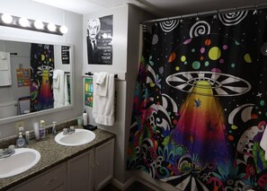 Baignoire, sèche-cheveux, serviettes fournies