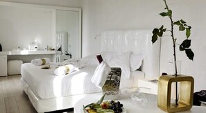 Une chambre d’hôtel avec un lit, une table de chevet et une plante en pot.