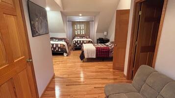 3 Schlafzimmer, Schreibtisch, Bügeleisen/Bügelbrett, Reisekinderbett