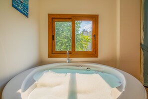 مغطس بمضخات للمياه