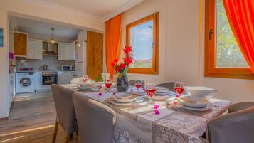 Villa | In-room dining