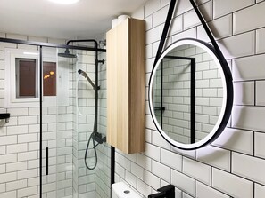 Ducha, secador de pelo y toallas