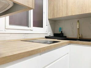 Jääkaappi, mikroaaltouuni, uuni, astianpesukone