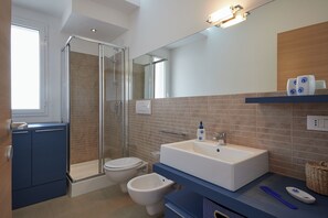 Doccia, set di cortesia gratuito, asciugacapelli, bidet