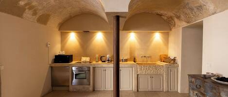 Réfrigérateur, micro-ondes, four, plaque de cuisson