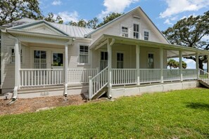 Exterior - Stunning River Views - Historic 3br Walk Dntn (Melbourne)