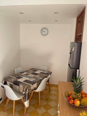 Dining - VOS Vacances À STE Maxime (Sainte-Maxime)