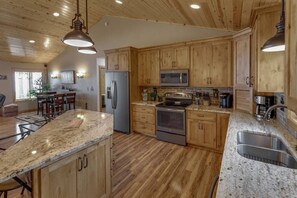 ثلاجة، ميكروويف، فرن، موقد طهي مسطح