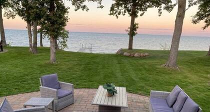 2 Docks 2 Shores- Ramp, Water Toys, Game Room!