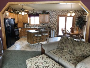 Älytelevisio, takka, pöytätennispöytä, työhuone