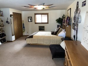 4 bedrooms, desk, iron/ironing board, travel cot