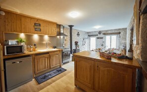 Kylskåp, mikrovågsugn, ugn och diskmaskin