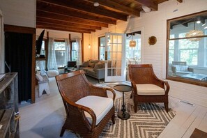 Smart TV y chimenea 