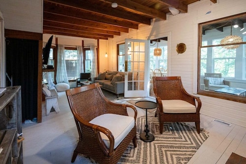 Rustic Private Cottage w/ 4 Bedrooms + Close to