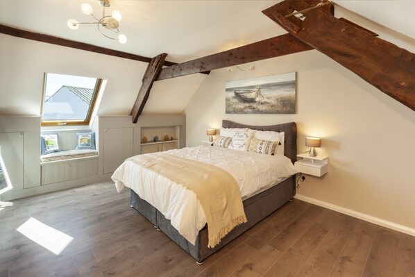 4 bedrooms, iron/ironing board, Internet, bed sheets