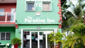 A green building with a sign reading "Welcome to The Paradise Inn Your Home away from Home." - The Paradise Inn (Philipsburg)