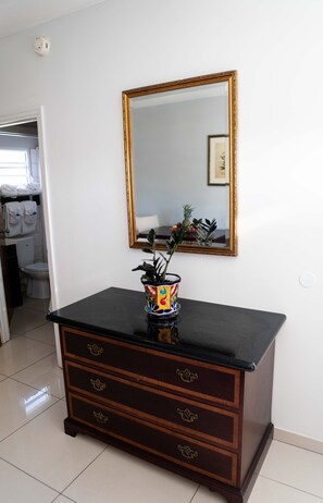 더블룸 | 거실 공간 | 케이블 채널 시청이 가능한 32인치 평면 TV, TV