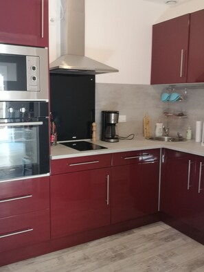 Réfrigérateur, micro-ondes, four, plaque de cuisson