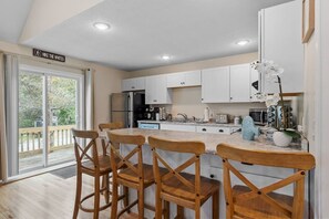 Fridge, microwave, oven, stovetop - North Conway 5 Bedroom 3 Bathroom 3 Living Rooms close to Downtown (Conway)