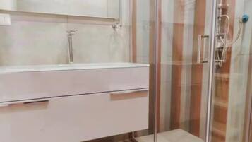 Dusche, kostenlose Toilettenartikel, Haartrockner, Bidet
