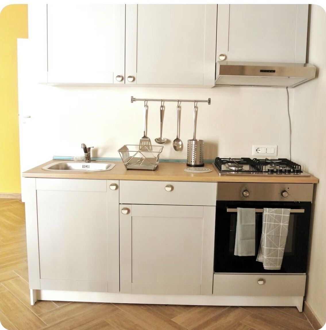 Een koelkast, een microgolfoven, een oven, een kookplaat