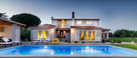 Outdoor pool, a heated pool