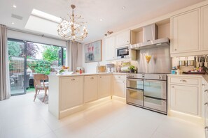 Superior House (2 Bedrooms) | Private kitchen | Fridge, microwave, oven, stovetop - Flawless Fulham Home Close to the River Thames by Underthedoormat (London)