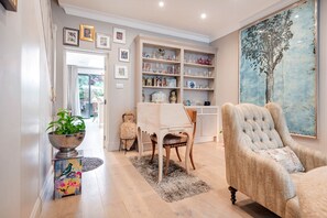 Superior House (2 Bedrooms) | Living room - Flawless Fulham Home Close to the River Thames by Underthedoormat (London)