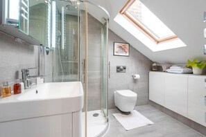 Maison Supérieure (2 Bedrooms) | Salle de bain | Articles de toilette de luxe, sÚche-cheveux, savon, shampoing
