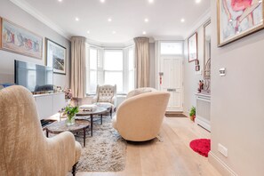 Superior House (2 Bedrooms) | Living room - Flawless Fulham Home Close to the River Thames by Underthedoormat (London)