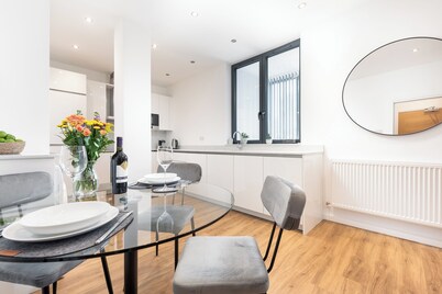 Modern Kingston Home Close to Hampton Court Palace by Underthedoormat