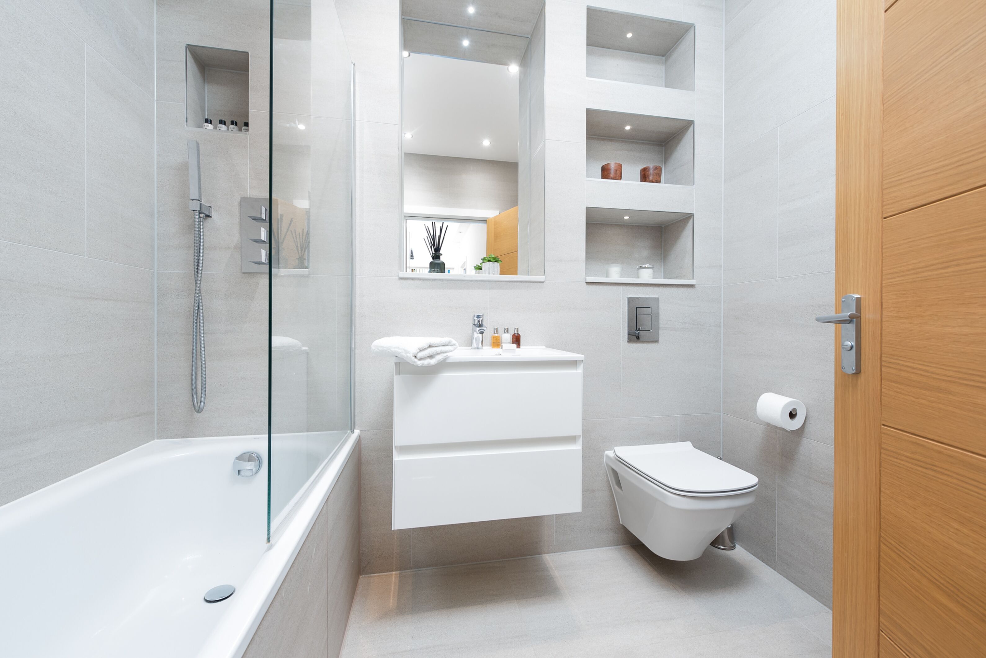 Apartment (1 Bedroom) | Bathroom | Bathtub, designer toiletries, hair dryer, towels