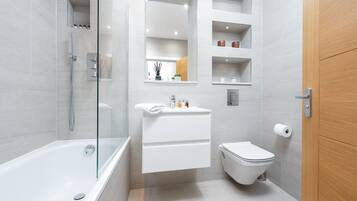 Apartment (1 Bedroom) | Bathroom | Bathtub, designer toiletries, hair dryer, towels