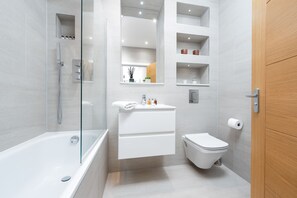 Appartamento (1 Bedroom) | Bagno | Vasca, set di cortesia firmato, asciugacapelli, asciugamani