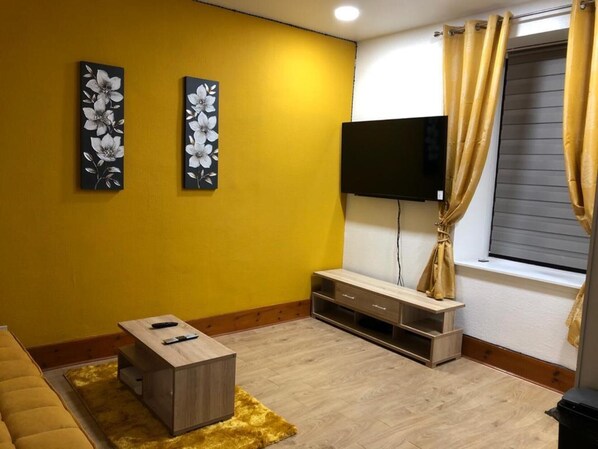 Apartment | Wohnzimmer | 30-Zoll-Fernseher mit Digitalempfang