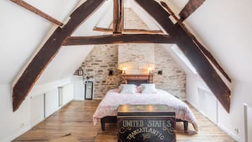 4 bedrooms, desk, iron/ironing board, free WiFi