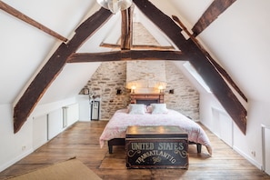 4 bedrooms, desk, iron/ironing board, free WiFi