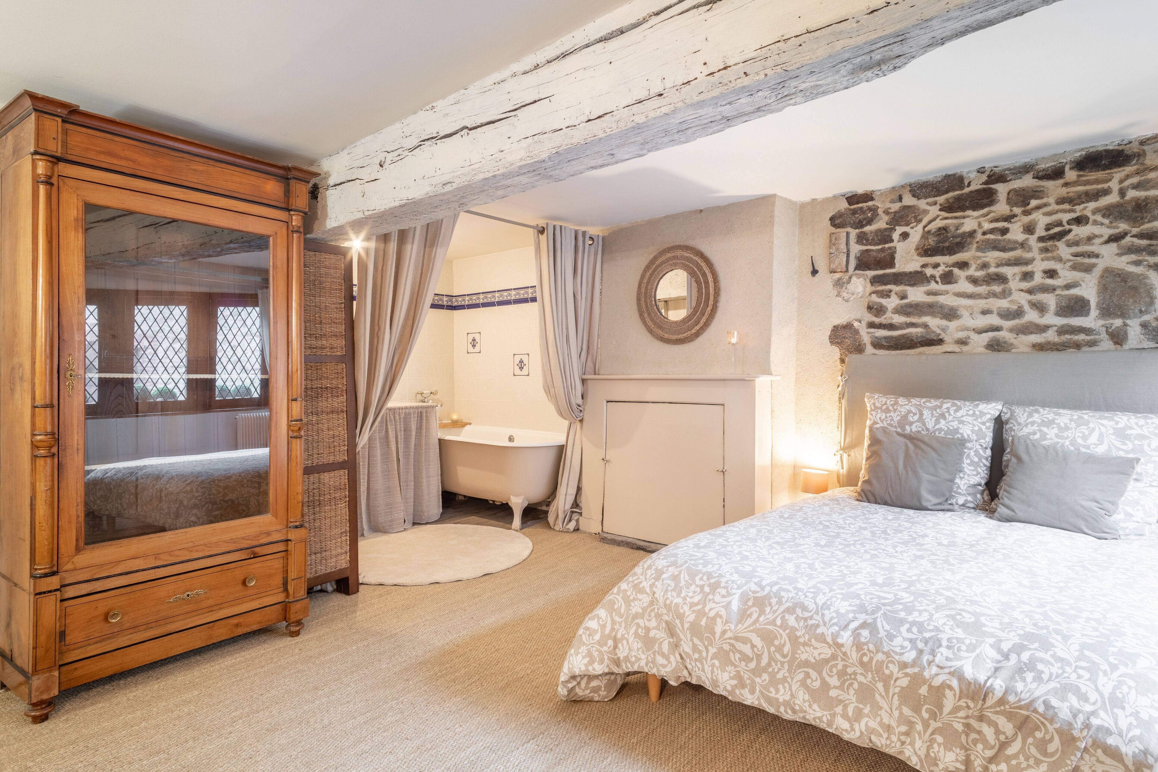 4 bedrooms, desk, iron/ironing board, WiFi (free)