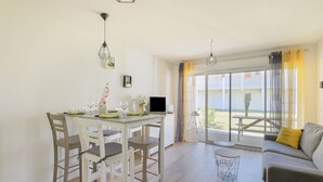 Un coin repas comprenant une table et des chaises, un canapé et une petite table ronde.