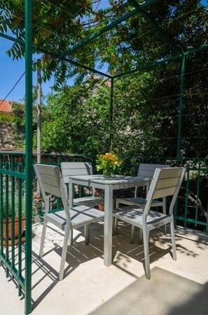 Outdoor dining - Superior Studio with Terrace 902 Vijugasta Street 15 (Split)