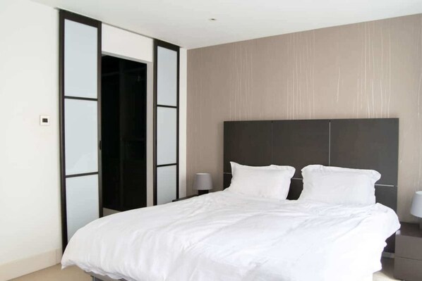 Apartamento básico, várias camas | 2 quartos, ferros/tábuas de passar roupa, roupa de cama